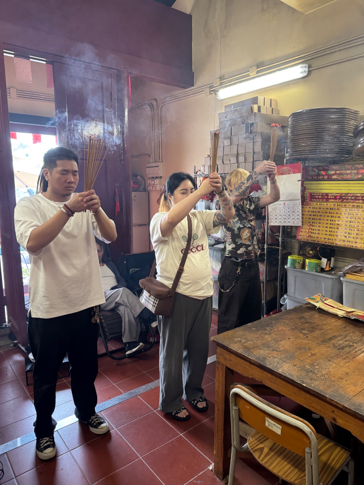 善信於本宮持香祈願