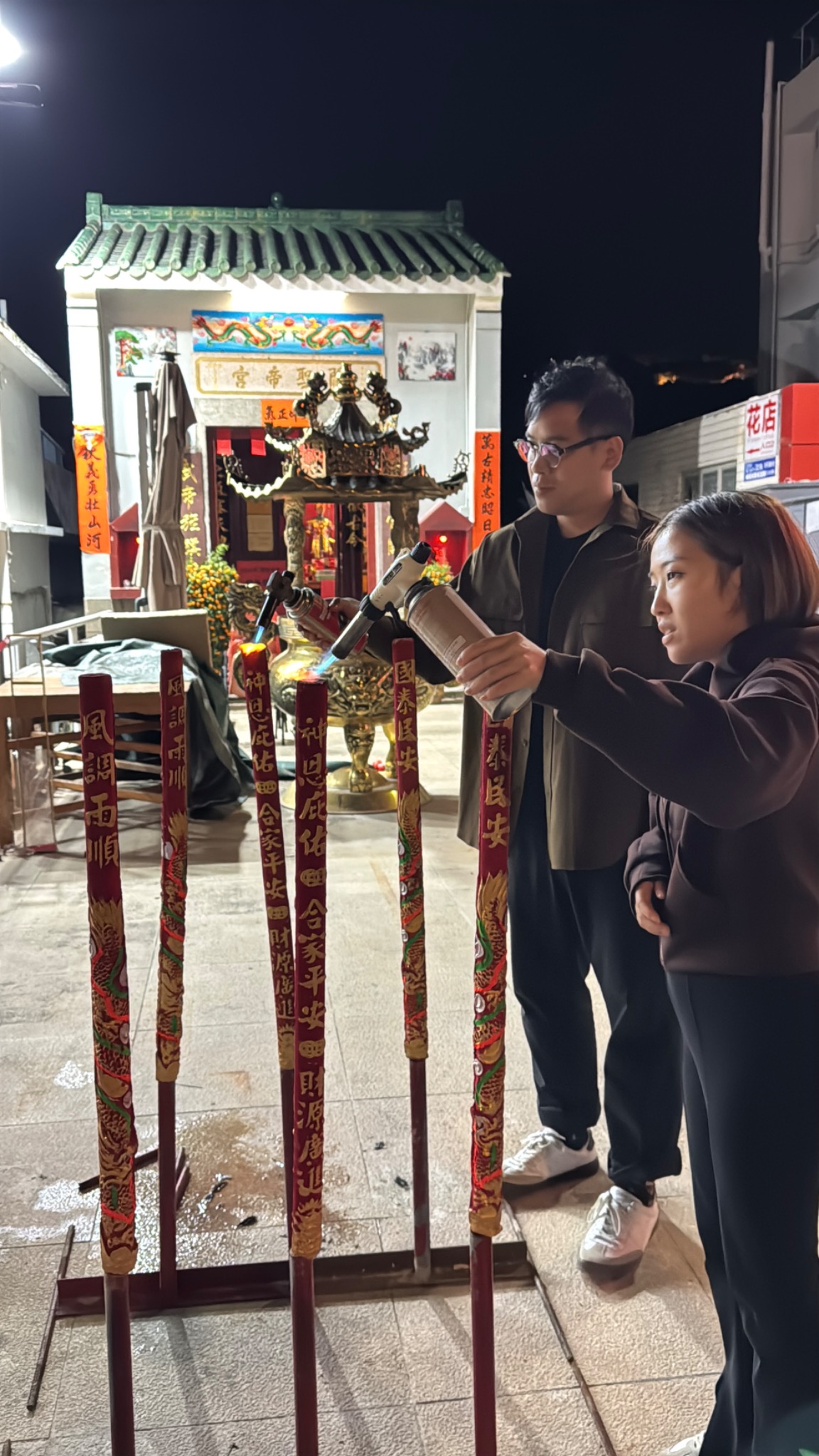 關聖帝宮廟前實景,可見宮門與香爐